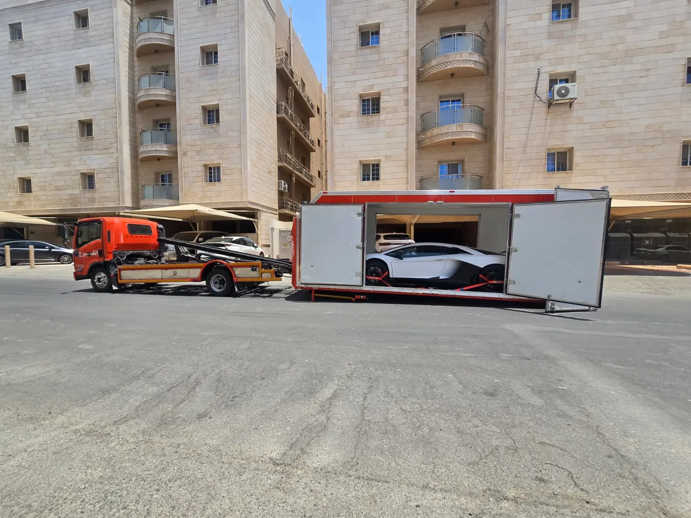 سطحة هيدروليك تنقل رولز رويس غوست زرقاء في الدمام